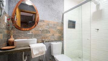 Douche, articles de toilette gratuits, serviettes fournies, savon