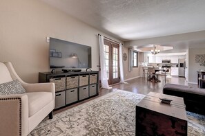 Smart TV - Charming 3-bedroom house with Pool and Hot Tub (Tempe)
