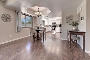 Dining - Charming 3-bedroom house with Pool and Hot Tub (Tempe)