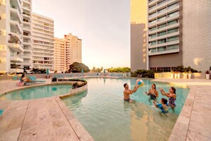 Outdoor pool - 13th Floor · Mountain & Sea View · Pool · 2 min to Beach (Santa Marta)