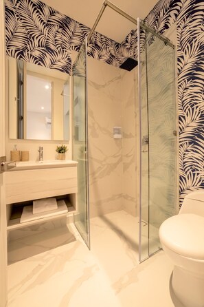 Shower, hair dryer, towels, soap - 13th Floor · Mountain & Sea View · Pool · 2 min to Beach (Santa Marta)