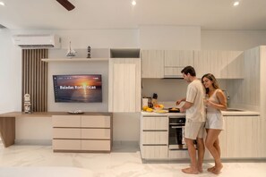 Fridge, microwave, oven, stovetop - 13th Floor · Mountain & Sea View · Pool · 2 min to Beach (Santa Marta)