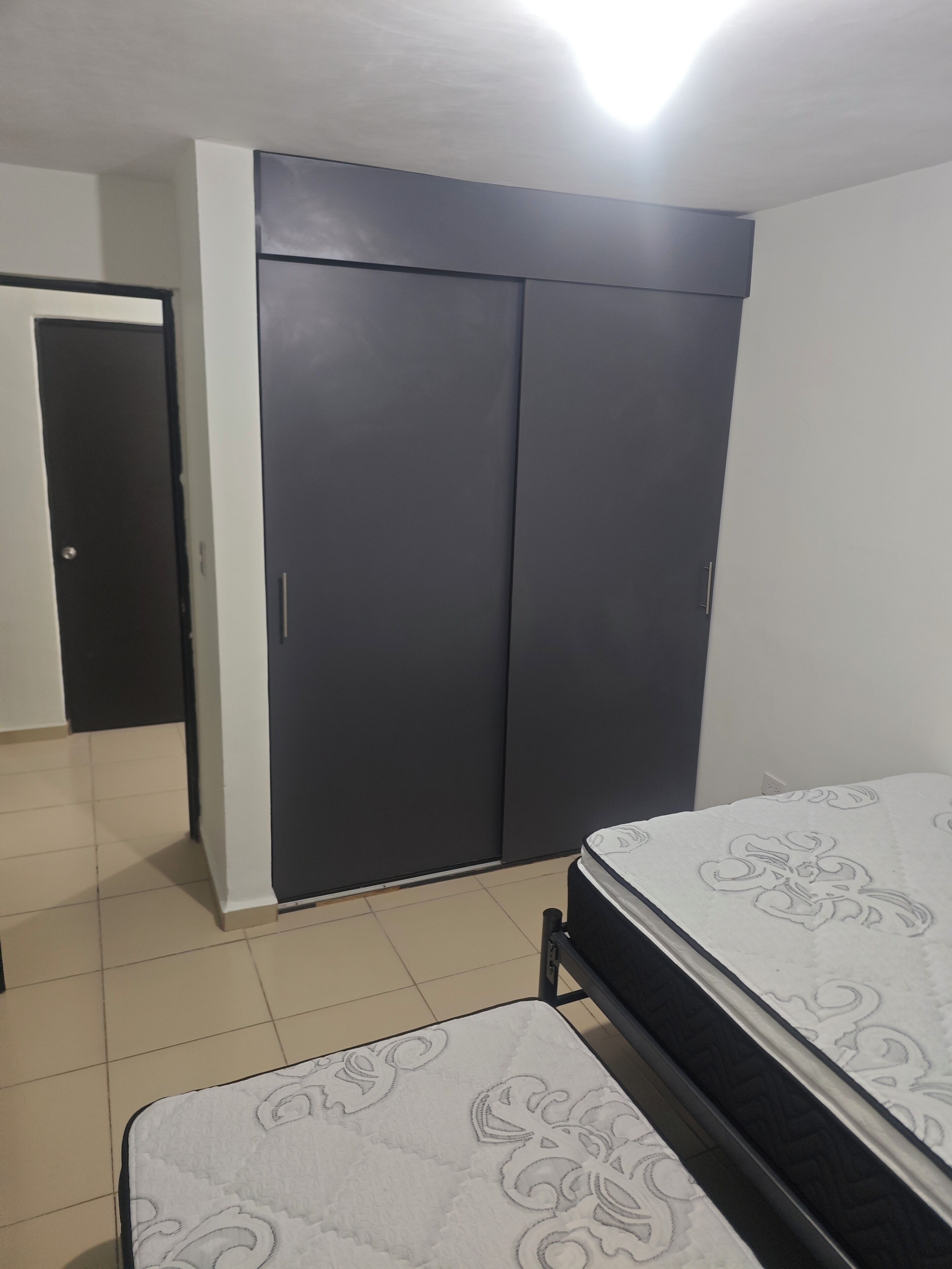 3 多间卧室、熨斗/熨衣板、WiFi、床单