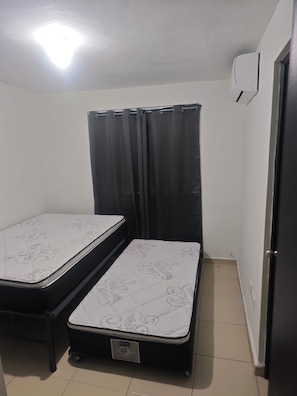 3 slaapkamers, een strijkplank/strijkijzer, wifi, beddengoed