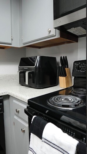 Refrigerador, microondas, horno y parrilla de estufa 