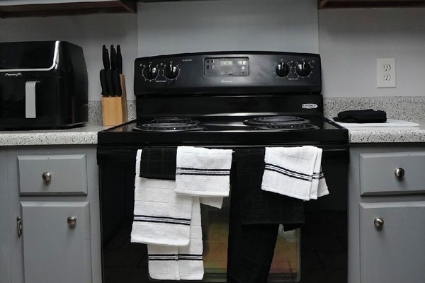 Een koelkast, een magnetron, een oven, een kookplaat