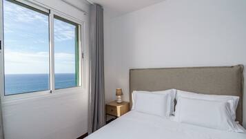 3 bedrooms, desk, iron/ironing board, travel crib