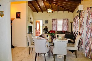 Dining - Judi's Gem of St. Thomas (Anna's Retreat)