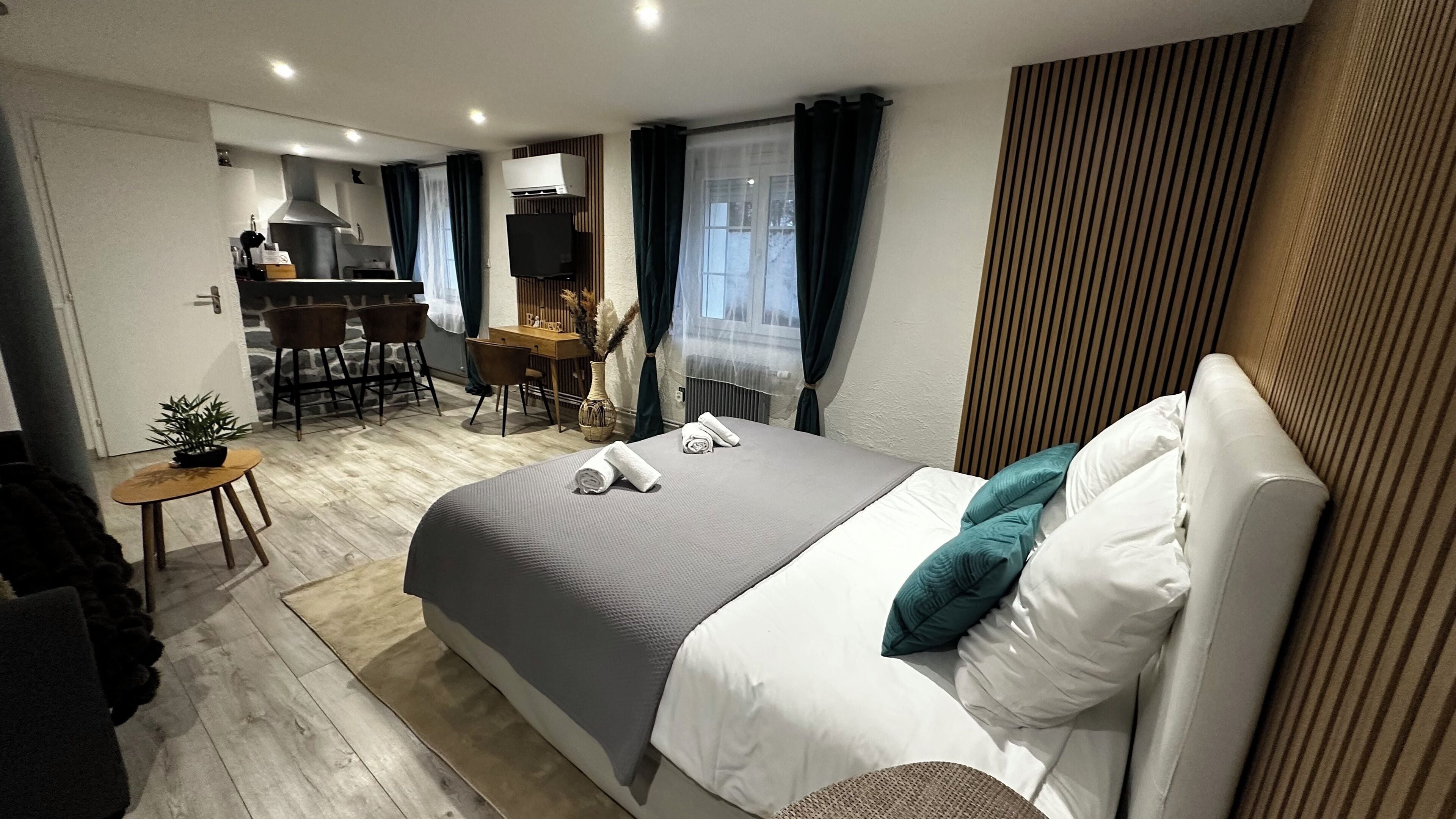 Studio, balkong, bakgårdsutsikt | Minibar, skrivebord, skrivebord for bærbar PC og reiseseng for barn