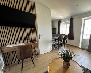 Minibar, escritorio, espacio para trabajar con laptop y wifi gratis 
