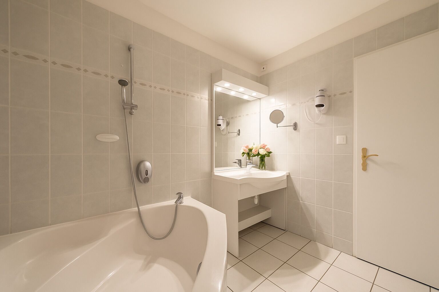 Een moderne badkamer met een bad, een wastafel en een spiegel.
