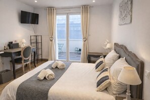 Minibar, escritorio, espacio para trabajar con laptop y wifi gratis 