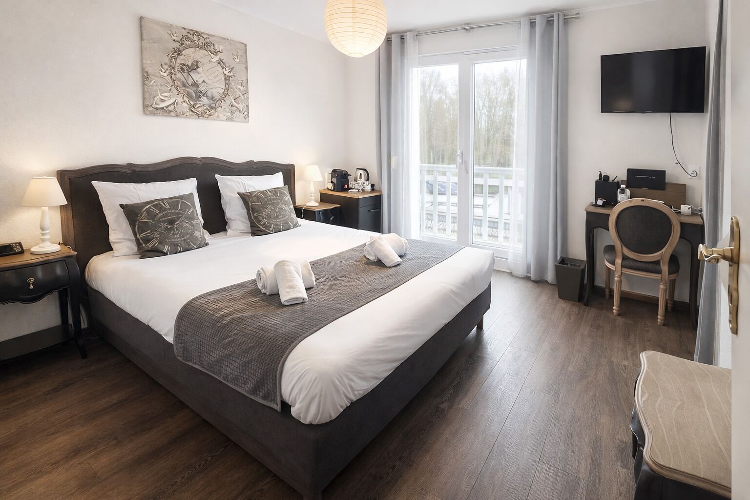 ميني بار ومكتب ومساحة عمل للكمبيوتر المحمول وسرير سفر