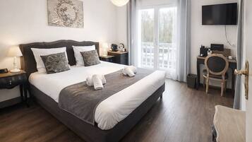 Dobbeltrom – superior, balkong, bassengutsikt | Minibar, skrivebord, skrivebord for bærbar PC og reiseseng for barn