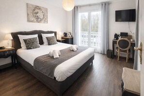 Minibar, escritorio, espacio para trabajar con laptop y cuna de viaje 