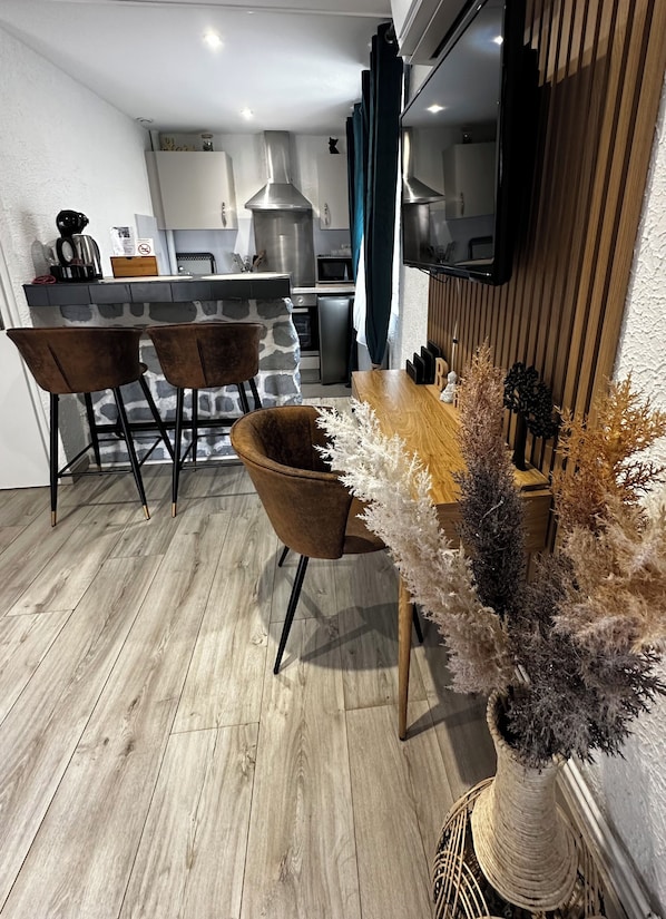 Studio - balkong - utsikt mot innergÄrden | Minibar, skrivbord, arbetsyta för laptop och gratis wi-fi