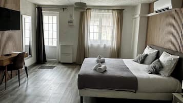 Studio, balkon, uitzicht op de binnenplaats | Een bureau, gratis wifi