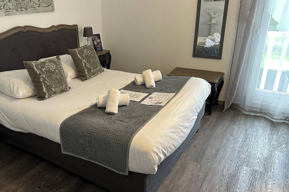 Quarto casal superior, sacada, vista para o parque | Escrivaninha, Wi-Fi de cortesia