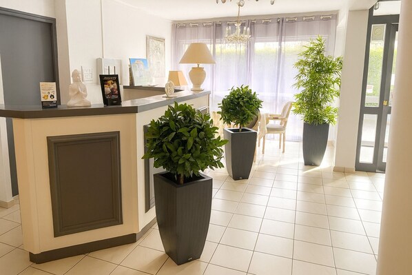 Reception - Logis Hôtel Blue Garden (Grandvillers)