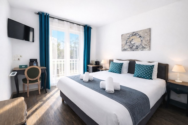 Kamar Double Superior, balkon, pemandangan kolam renang | Minibar, meja kerja, ruang kerja ramah laptop, dan Wi-Fi gratis