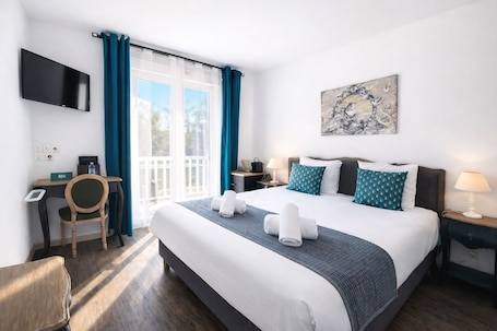 Superior Double Room, Balcony, Pool View. Logis Hôtel Blue Garden