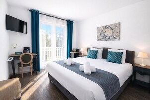 Quarto casal superior, sacada, vista para a piscina | Frigobar, escrivaninha, espaço de trabalho para notebook