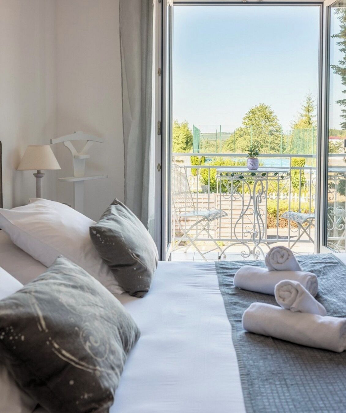 Minibar, desk, laptop workspace, free WiFi