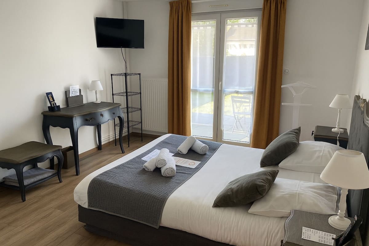 Superior Double Room, Balcony, Park View | Desk, free WiFi