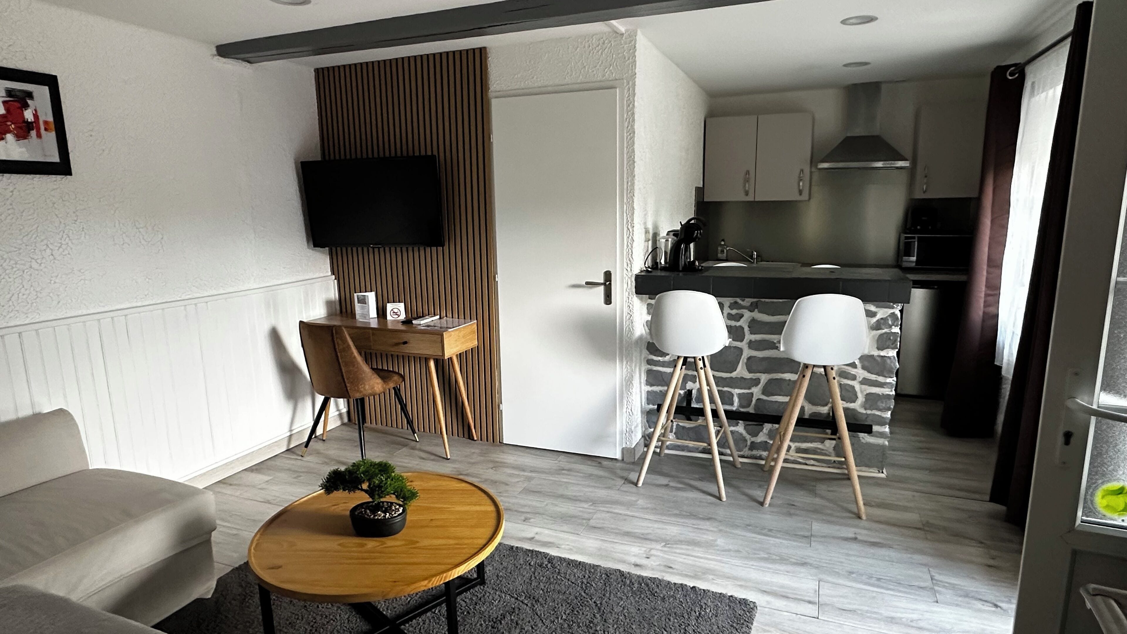 Minibar, bureau, espace de travail pour ordinateur portable