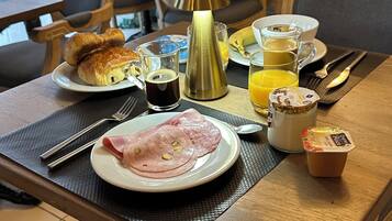 Dagelijks continentaal ontbijt (EUR 14.90 per persoon)