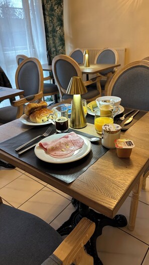 每日供应欧陆式早餐（每人 EUR 14.90）