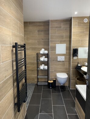 Huoneisto | Kylpyhuone | Hiustenkuivaaja, pyyhkeet, saippua, sampoo