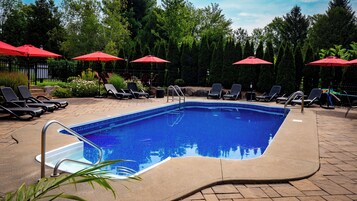 Una piscina al aire libre de temporada