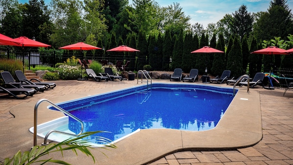 Seasonal outdoor pool - Champlain Condo 102 (Bromont)