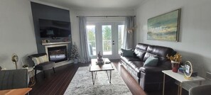 Living area - Champlain Condo 102 (Bromont)