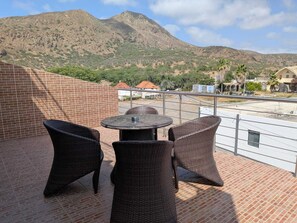 Habitación superior con 1 cama doble o 2 individuales, 1 habitación, No se admiten mascotas | Terraza o patio