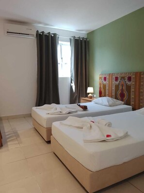 Kamar Double atau Twin Standar, Bebas Asap Rokok | Meja kerja dan Wi-Fi gratis