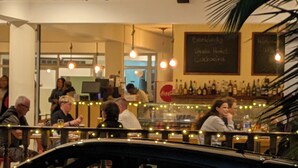 A bar with a counter, bottles, and a chalkboard menu. - Hotel Strela Tarrafal (Tarrafal)