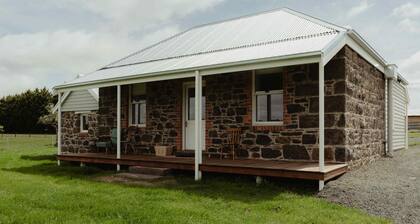 Cosy 2 bedroom cottage with rural farmland views