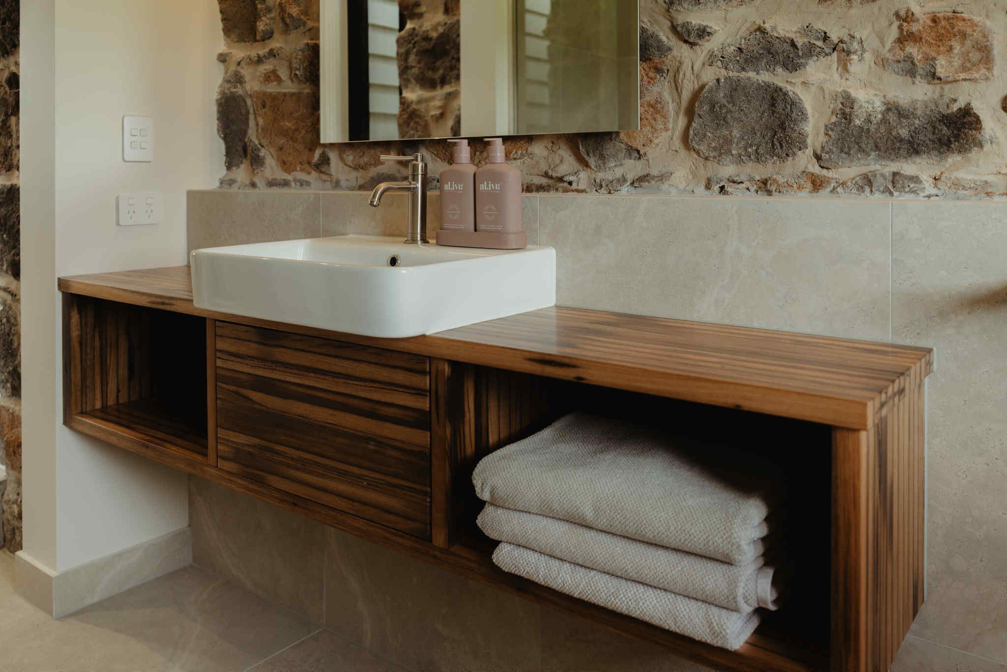 Secador de pelo, toallas, jabón, papel higiénico