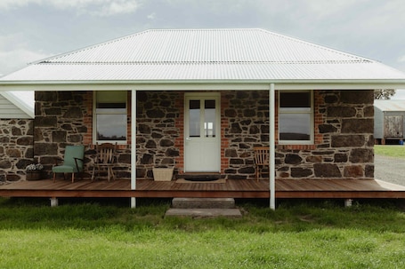 Exterior. Cosy 2 bedroom cottage with rural farmland views