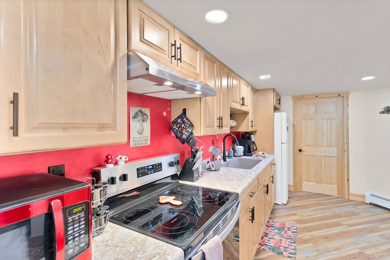 Jääkaappi, mikroaaltouuni, uuni, liesi