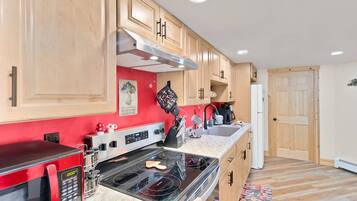 Jääkaappi, mikroaaltouuni, uuni, liesi