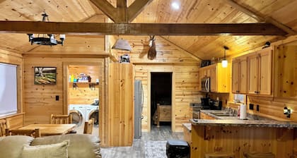 Charming Cabin Close to Ski Slopes in Angel Fire, NM