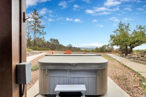 Outdoor spa tub - Aspen Oasis with Hot Tub and Mnt View (Cedaredge)