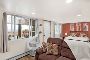 Desk, travel crib, WiFi, bed sheets