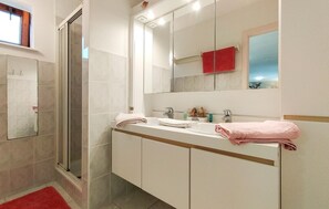 Shower, hair dryer - Gorgeous home in Koksijde with WiFi (Koksijde)