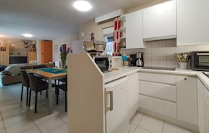 Refrigerador, microondas, parrilla de estufa y lavavajillas