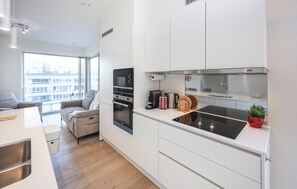 Een koelkast, een magnetron, een oven, een kookplaat