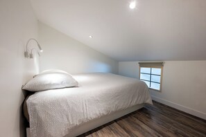 2 bedrooms, internet, bed sheets